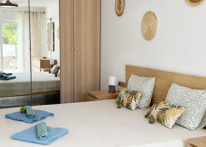 Апартаменти New Two Bedroom Apartment, Big Terrace & Sea View,