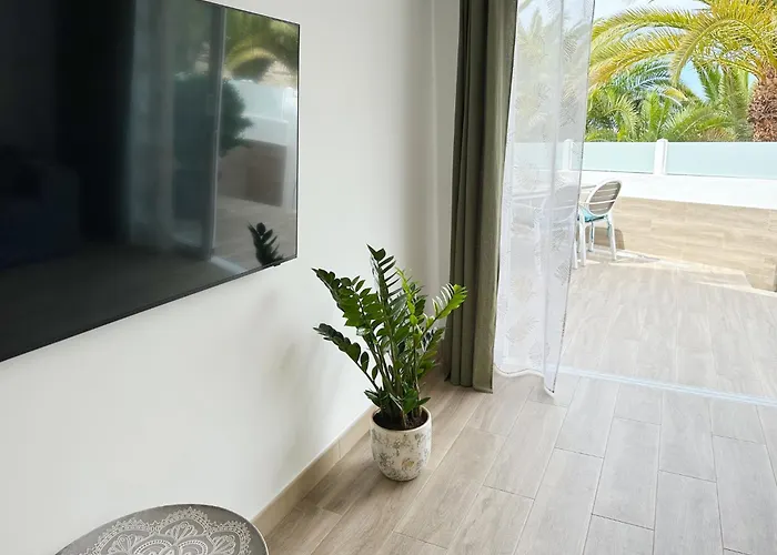 New Two Bedroom Apartment, Big Terrace & Sea View, Апартаменти *