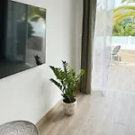 New Two Bedroom Apartment, Big Terrace & Sea View, Apartman *