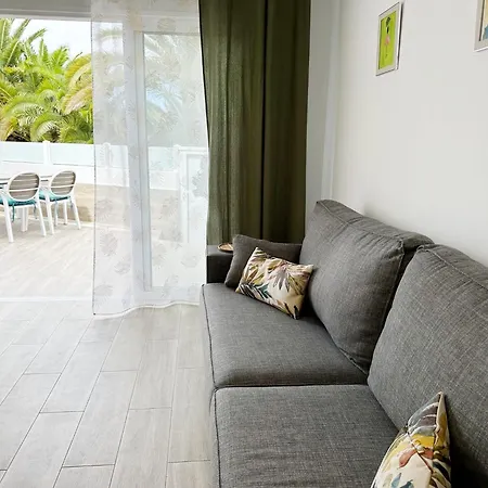 New Two Bedroom Apartment, Big Terrace & Sea View, 阿德耶