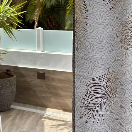 New Two Bedroom Apartment, Big Terrace & Sea View, 阿德耶